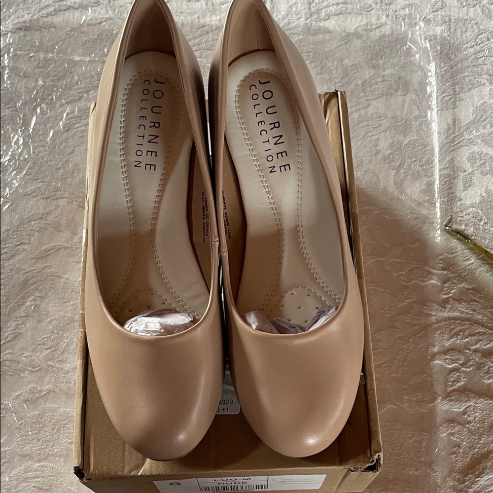 Journee Collection Blush Nude Round-Toe pumps 2.5” heel NWOT Sz 8